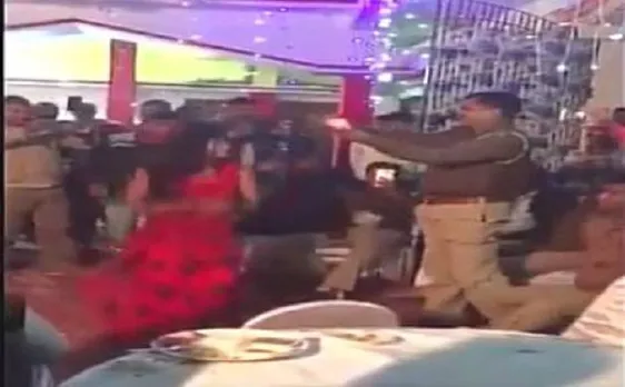यूपी के गोंडा में पुलिसकर्मी बार बाला पर पैसे उड़ाता कैमरे में कैद, वीडियो हुआ वायरल