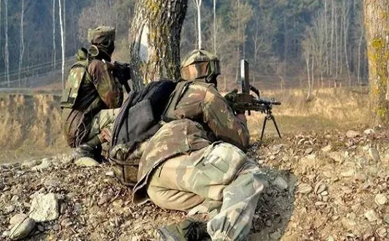 झारखंड-छत्तीसगढ़ सीमा पर सुरक्षा बलों और नक्सलियों के बीच मुठभेड़, 7 जवान घायल
