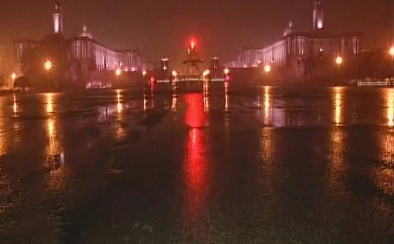दिल्ली-NCR में बारिश की फुहारों ने मौसम किया ठंडा, पहाड़ी इलाकों में हो रही है बर्फबारी