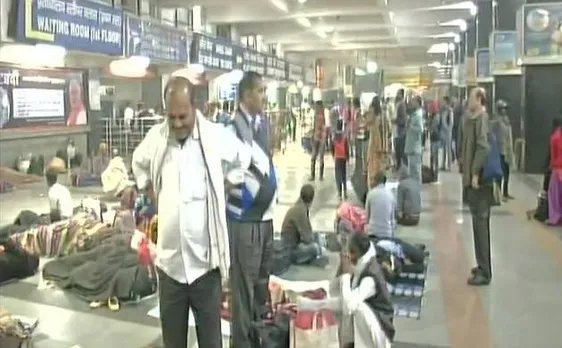 दिल्ली:  कोहरे के कारण देरी से चल रही है 49 ट्रेनें, एक रद्द