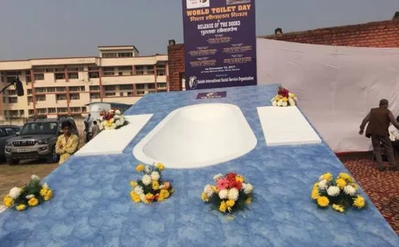 'ट्रंप गांव' में दुनिया के सबसे बड़े शौचालय पॉट मॉडल हुआ लांच