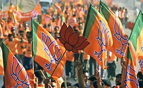 गुजरात चुनाव: BJP में घमासान, अब पूर्व सांसद कांजी पटेल और उनके बेटे ने दिया पार्टी से इस्तीफा