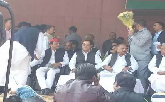 मुलायम सिंह यादव का 79वां जन्मदिन, 1 साल बाद आए बेटे अखिलेश के साथ नज़र