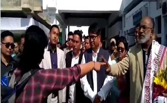 फ्लाइट में देरी होने पर महिला ने एयरपोर्ट पर केंद्रीय मंत्री को सुनाई खरी-खोटी