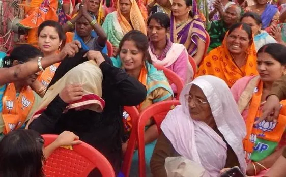 बलिया: सीएम योगी की रैली में पुलिस ने महिला से उतरवाया बुर्का, SSP ने दिए जांच के आदेश