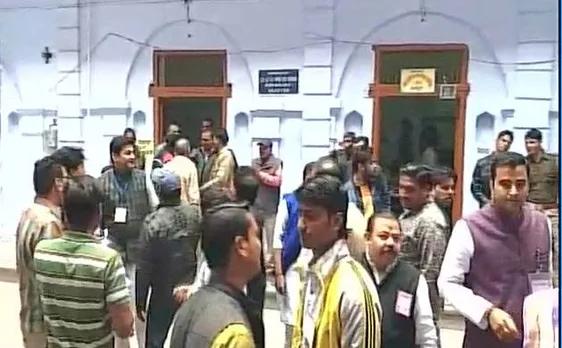 LIVE: यूपी निकाय चुनाव के पहले चरण की वोटिंग जारी, योगी सरकार की कड़ी परीक्षा