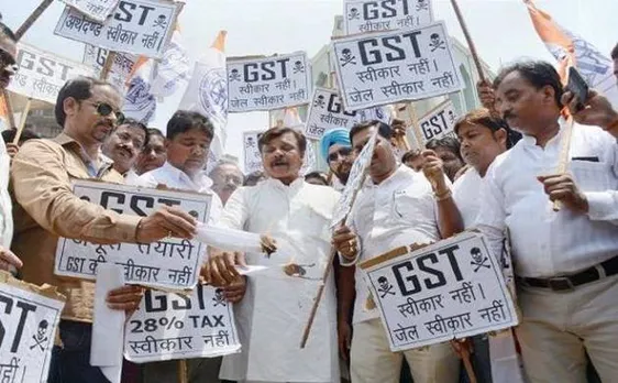 गुजरात में GST बना मुद्दा, कारोबारियों ने कहा-आधा हो गया कारोबार, सरकार से लगाई मदद की उम्मीद