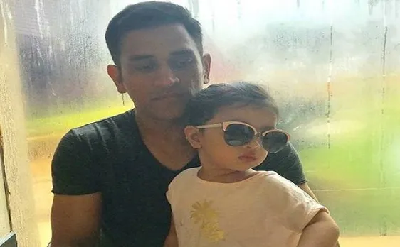 धोनी की बेटी जीवा ने बनाई गोल रोटी, वायरल हुआ VIDEO