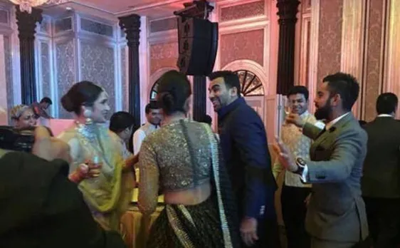 Video Viral: जहीर और सागरिका के रिसेप्शन में 'अंग्रेजी बीट' पर जमकर नाचे विराट-अनुष्का