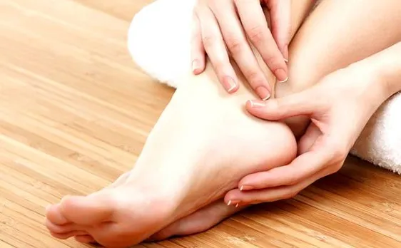 सर्दियों में फट रही है एड़ी? ये TIPS खत्म करेंगी आपकी परेशानी
