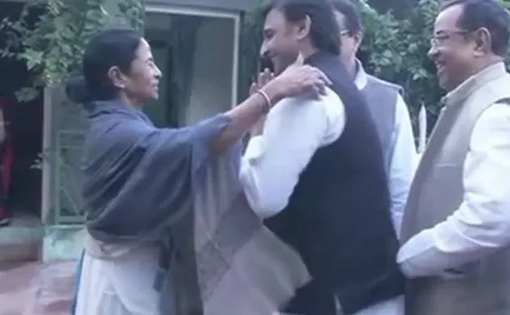 प. बंगाल में ममता से मिले अखिलेश, कहा धर्मनिरपेक्षता पर हैं 'दीदी' के साथ