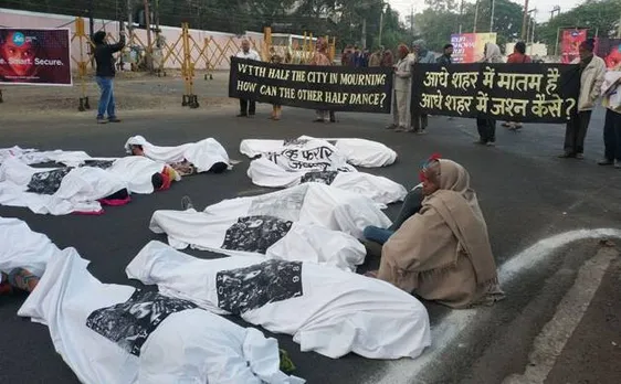 भोपाल गैस त्रासदी: 33वीं बरसी पर 'रन भोपाल रन' का विरोध, कफन ओढ़ किया प्रदर्शन