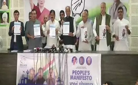 गुजरात में कांग्रेस ने जारी किया घोषणा पत्र, पेट्रोल 10 रु सस्ता और गरीबों को घर देने का किया वादा