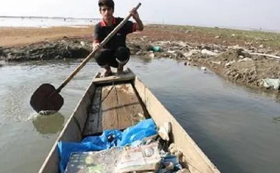 जम्मू-कश्मीर: पहले झील के पास बीनता था कूड़ा, अब बना डल झील और अन्य जलाशयों का ब्रांड एंबेसेडर