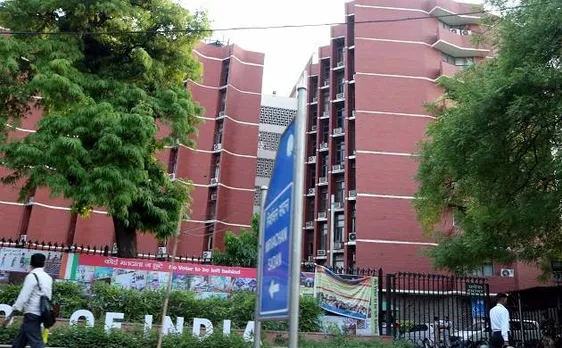 चुनाव आयोग ने SC से कहा, उम्मीदवारों को दो सीटों से चुनाव नहीं लड़ना चाहिए