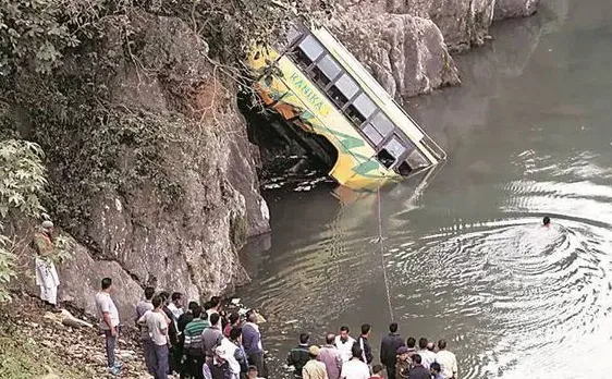 मध्यप्रदेश : जामनी नदी में यात्रियों से भरी बस गिरी, 20 लोग घायल