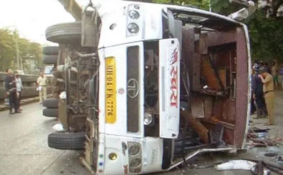 उत्तर प्रदेश: बांदा में छात्रा को बचाने के चक्कर में पलटी बस, 10 यात्री घायल