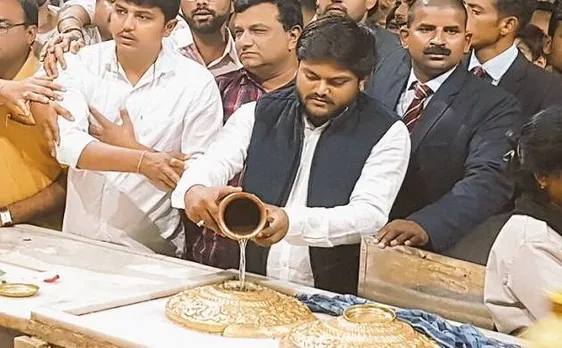 गुजरात चुनाव: मंदिर में पूजा के बाद बोले हार्दिक, एटीएम हैक हो सकता है तो EVM क्यों नहीं ?