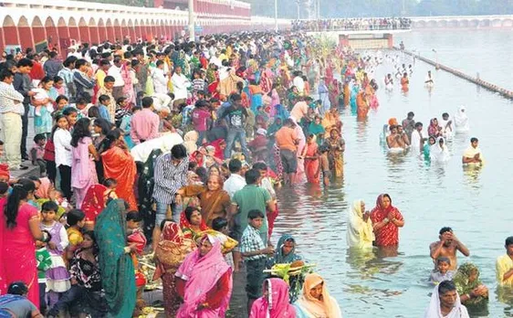 'सोमवती अमावस्या' पर हजारों लोगों ने गंगा में लगाई पवित्र डुबकी