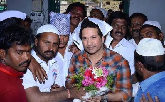 मराठवाड़ा: गोद लिए गांव पहुंचे सचिन तेंदुलकर, जारी की 4 करोड़ की निधि