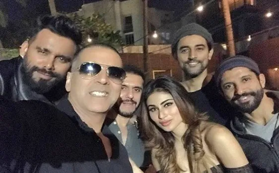 'पैडमैन' के रिलीज से पहले 'गोल्ड' की शूटिंग खत्म, अक्षय कुमार-मौनी रॉय के साथ टीम ने मनाया जश्न