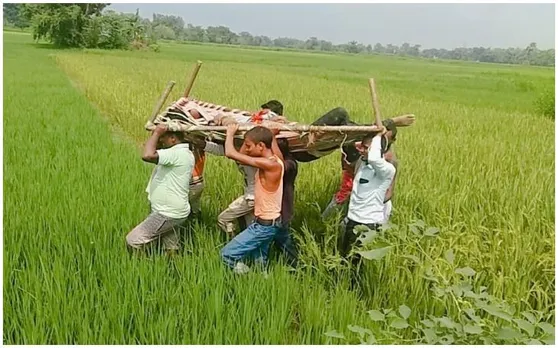 शराब कारोबारियों के यहां छापा मारना पुलिस अधिकारी को पड़ा महंगा, खाट पर लदकर आया वापस