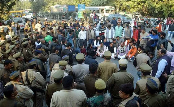 गाजियाबाद: 'लव जेहाद' के नाम पर हंगामा, बीजेपी नेता समेत 100 पर FIR