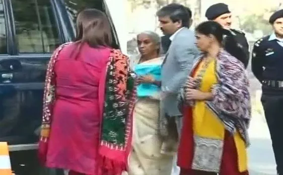 कुलभूषण जाधव ने की अपनी मां और पत्नी से मुलाकात, सुरक्षा के कड़े इंतजाम
