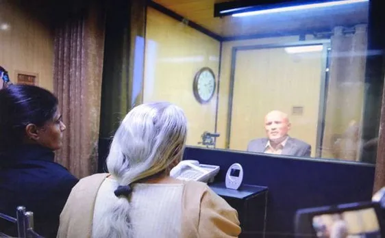 पाकिस्तानी विदेश मंत्रालय में पत्नी और मां से मिले कुलभूषण जाधव