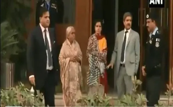 जाधव की मां-पत्नी से पाकिस्तानी मीडिया की बदतमीजी कहा- कातिल की मां