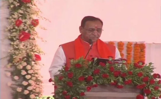 गुजरात: रुपाणी ने ली मुख्यमंत्री पद की शपथ, पीएम मोदी शाह मंच पर मौजूद
