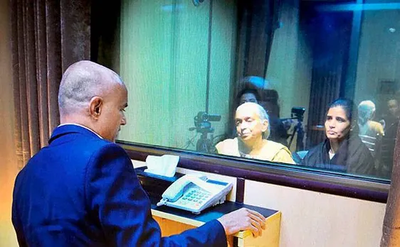 पाकिस्तान का नया झूठ, कुलभूषण जाधव की पत्नी के जूते में 'धातु जैसा कुछ' था