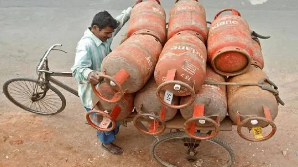 अब व्हाट्सएप से भी बुक किया जा सकेगा LPG सिलिंडर, जानें कैसे