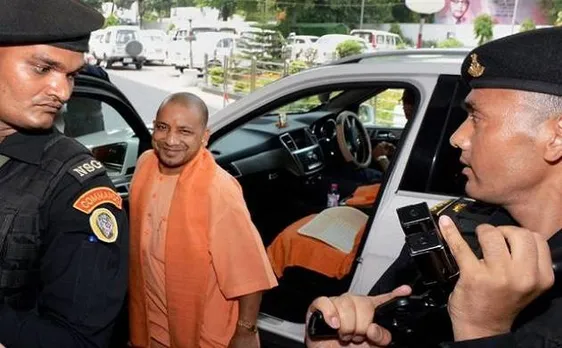 Video: सीएम योगी के काफिले के आगे कूदा युवक, जानिए फिर उसका हुआ क्या