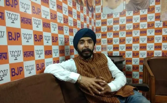 जाधव की मां और पत्नी के साथ बुरे बर्ताव के विरोध में बीजेपी ने पाक हाई कमीशन को भेजी चप्पलें