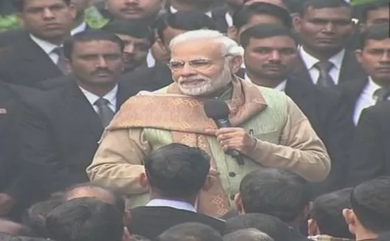 प्रधानमंत्री मोदी ने पीएमओ और एसपीजी अधिकारियों से मिलकर नए साल की शुभकामनाएं साझा की