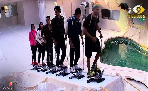 Bigg Boss 11: 'टिकट टू फिनाले' के लिए घरवालों के बीच हुई जंग, हिना खान और आकाश ददलानी भिड़े