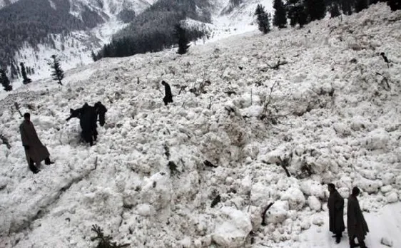 जम्मू-कश्मीर के कुपवाड़ा में हिमस्खलन की चपेट में आकर 8 लोगों की मौत