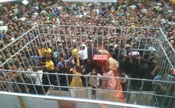 Bigg Boss 11: शिल्पा, हिना, विकास और लव को देखने के लिए बेकाबू हुई भीड़