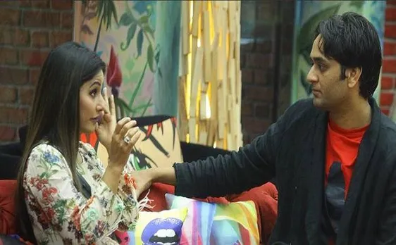 Bigg Boss 11: घरवालों ने टास्क के दौरान हिना खान पर बोला हमला, कहा गंदा गेम खेल रही हैं