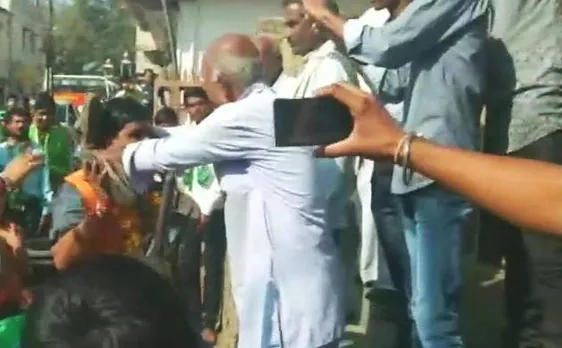 मध्य प्रदेश : चुनाव प्रचार के दौरान BJP उम्मीदवार का हुआ अनोखा स्वागत, पहनाई जूते-चप्पल की माला