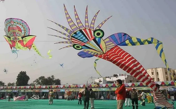 गुजरात का आसमान हुआ रंगीन, अंतराष्ट्रीय पतंग उत्सव हुआ शुरू
