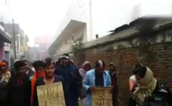 यूपी: गाय चोरी के आरोप में युवकों का सिर मुंडाकर शहर में घुमाया