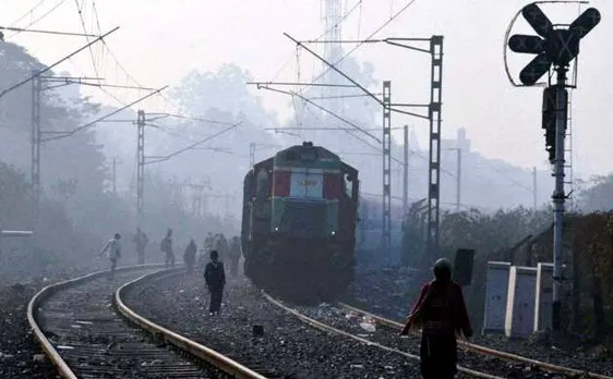 दिल्ली-NCR में लोगों को ठंड से मिली राहत, हल्के कोहरे के कारण 22 ट्रेन कैंसिल