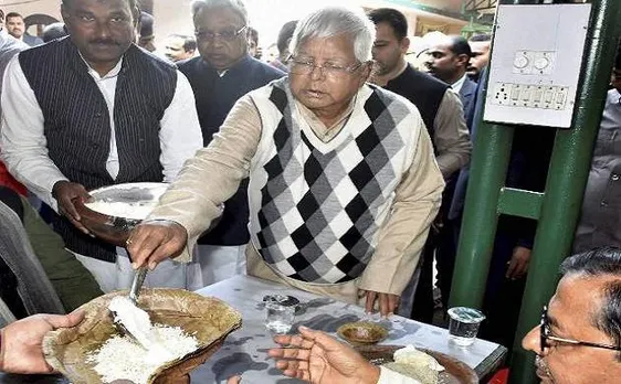 'दही-चूड़ा' लेकर लालू यादव से मिलने जेल पहुंचे आरजेडी कार्यकर्ता, नहीं मिली इजाजत