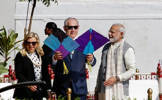 PHOTOS: गुजरात में मोदी-नेतन्याहू का रोड-शो, उड़ाई पतंग, चलाया चरखा