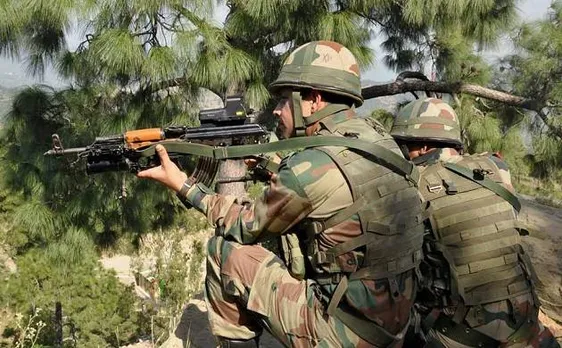 जम्मू-कश्मीर: LOC पर पाकिस्तान की तरफ से भारी गोलीबारी जारी, एक जवान शहीद