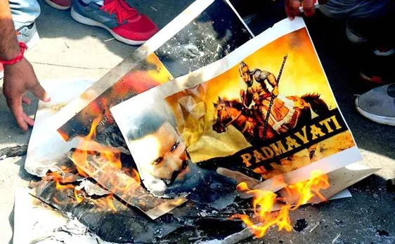 'पद्मावत' का भारी विरोध, गुजरात-फरीदाबाद में आगजनी, 30 प्रदर्शनकारी गिरफ्तार