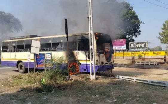 गुजरात: फिल्म 'पद्मावत' के विरोध में मेहसाणा में अज्ञात लोगों ने 2 सरकारी बसों में लगाई आग