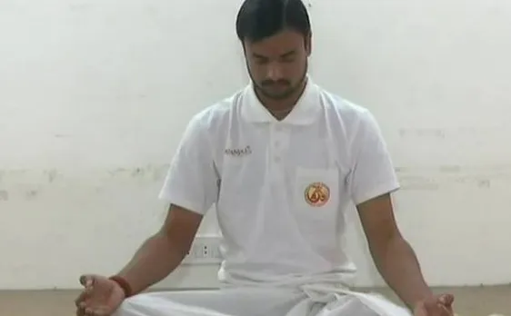 विश्व आर्थिक मंच पर पहली बार होगा योगाभ्यास, भारत से दो आचार्य रवाना